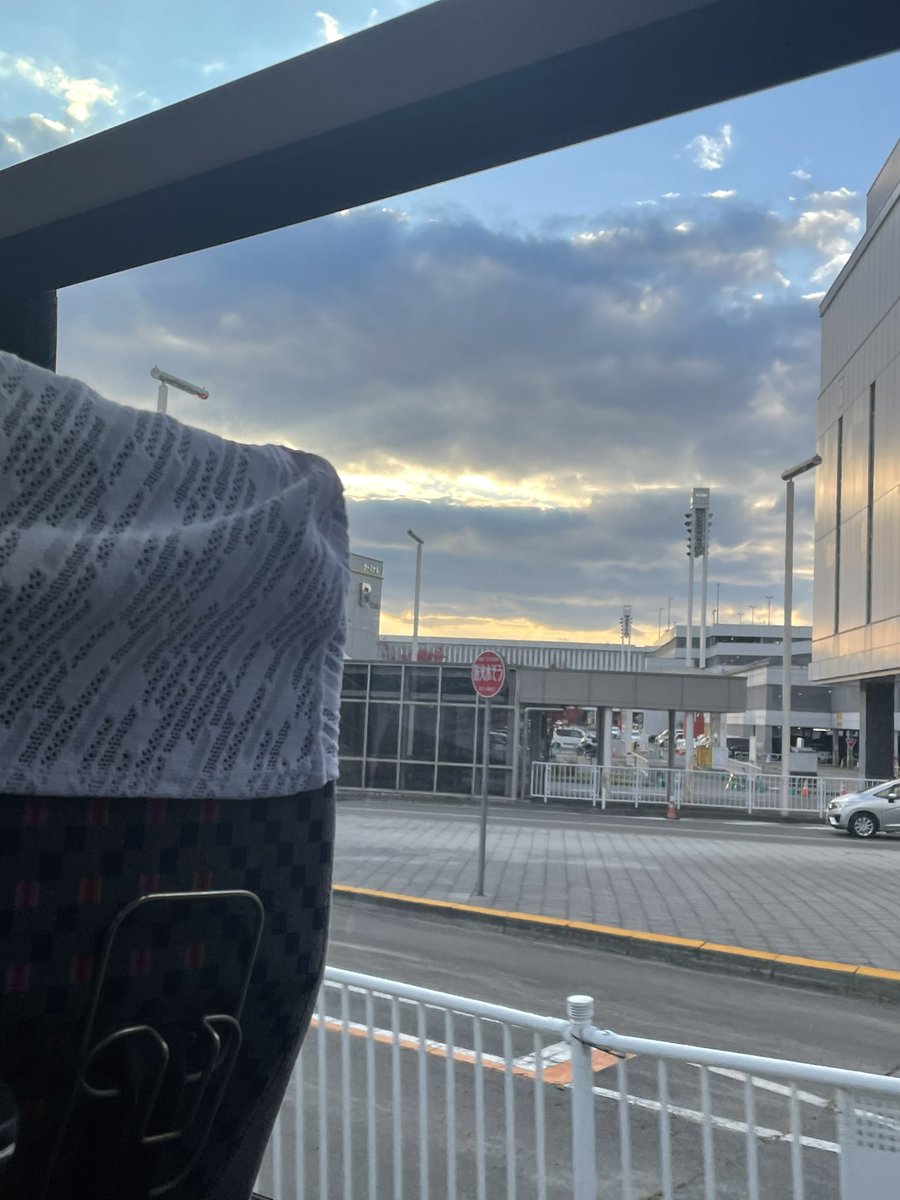 札幌帰ってきました！
うちに帰るまでが遠足なのでのんびり帰宅しやす
立地の関係でそんな頻繁には大型大会出られないから、無事勝ててよかったです！
たくさんの人が試合応援してくれて嬉しかったなあ📣
田舎者なので都会はちょっと怖いけど、また出るから見かけたら応援よろしくお願いします！🙇‍♀️