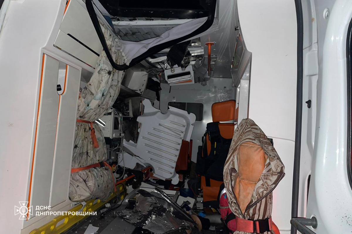 📍У Нікополі на Дніпропетровщині російські окупанти цілеспрямовано вдарили по автомобілю "швидкої", який транспортував хвору людину до лікарні

▫️Троє медиків отримали травми, пацієнт — не постраждав. 

Надзвичайники оперативно доправили поранених до лікувального закладу.