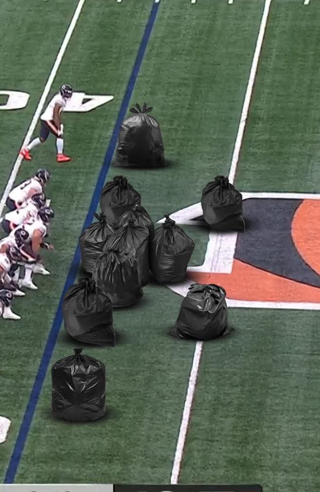 AdrianLopez23's tweet photo. @dallascowboys defense tonight. All you can do is laugh 🤣 😂 🤣 😂. I see them getting an L next week even though its a bye week lol #DallasCowboys
#Smh # JerryJones #GladForceFlex
#TrashBags #ByeWeek https://t.co/a6ZJgbDU6b