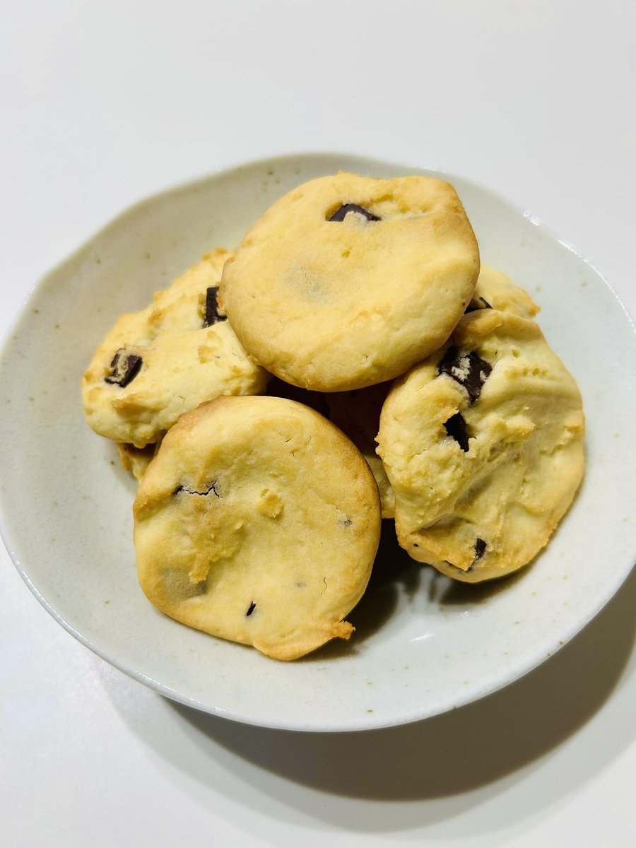どうしてもチョコチップクッキー食べたくて作った米粉クッキー🍪
レシピ通りに作ったけど生地がまとまらなくてちょっと形が歪に😅
でも美味しいから結果オーライ！！