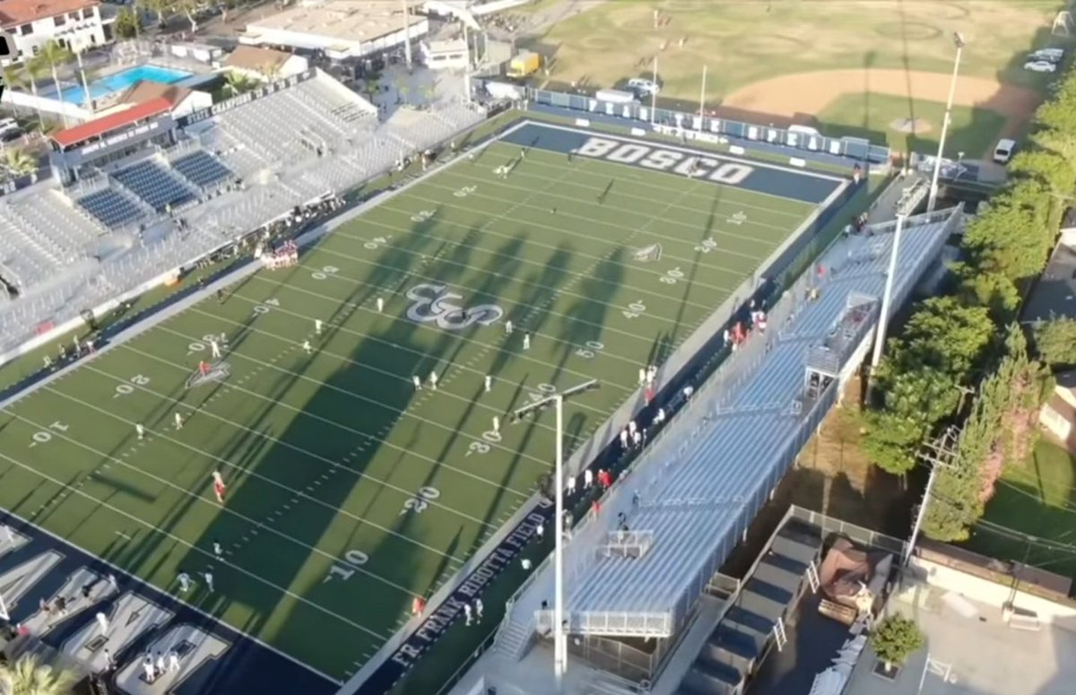 MBESportHQ's tweet image. Mater Dei storms back for a thrilling 36-31 victory over St. John Bosco! After a rare two-loss season, the two-time defending national champions make a statement — they’re back and better than ever. 🔥🏈 #MaterDei #StJohnBosco #CaliFootball #HSFB #FridayNightLights