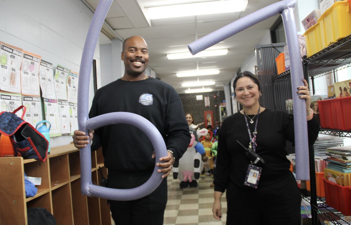 Network10CPS's tweet image. Durkin Park’s Harvest Festival is the talk of the town! Activity include spooky stories, inflatables, the monster mash costume parade and a staff foot race @ChiPubSchools