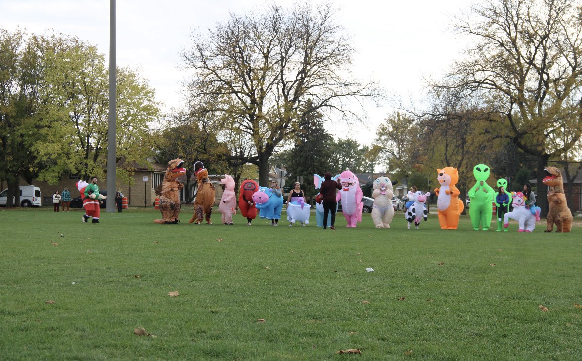 Network10CPS's tweet image. Durkin Park’s Harvest Festival is the talk of the town! Activity include spooky stories, inflatables, the monster mash costume parade and a staff foot race @ChiPubSchools