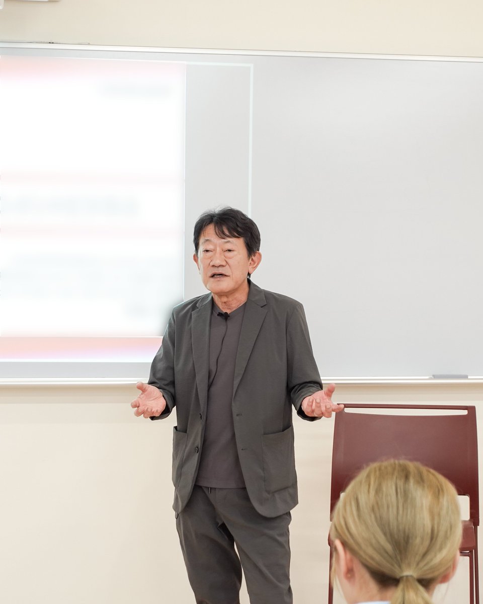 【公式】《ミュージックビジネス演習Ⅳ》

2025年度も
ACPC〈一般社団法人コンサートプロモーターズ協会〉「寄付講座」が開講しております🧑‍🏫

初回には
一般社団法人コンサートプロモーターズ協会 会長
中西健夫様にお越しいただき
音楽市場の推移やMUSIC AWARDS JAPANについてお話しいただきました！