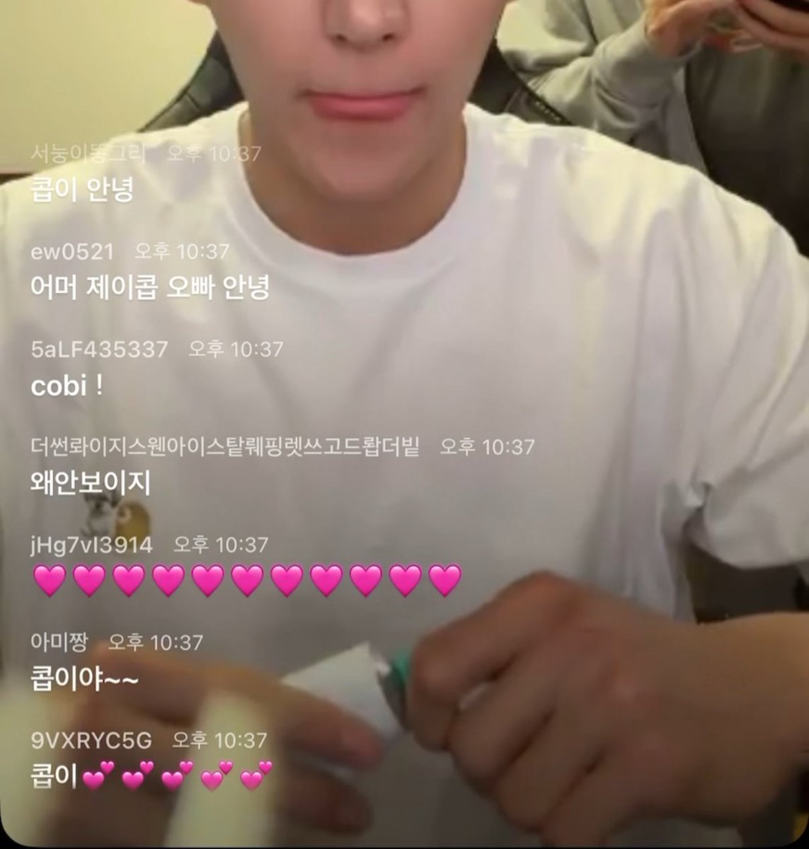 🩵 더보이즈 핸드크림더보이즈 현재 핸드크림 뭐냐고 팬들 다 난리남ㅋㅋ위버스에서 현재가 직접 바른 거 치유(Chiyoo) 핸드크림 Peace in the Rain이래요향이 달콤한 느낌 없이 비온 뒤 숲 공기 같은 냄새라는데진짜 현재랑 어울리는 향이라며 후기 계속 올라오는 중 🌿현재스럽다