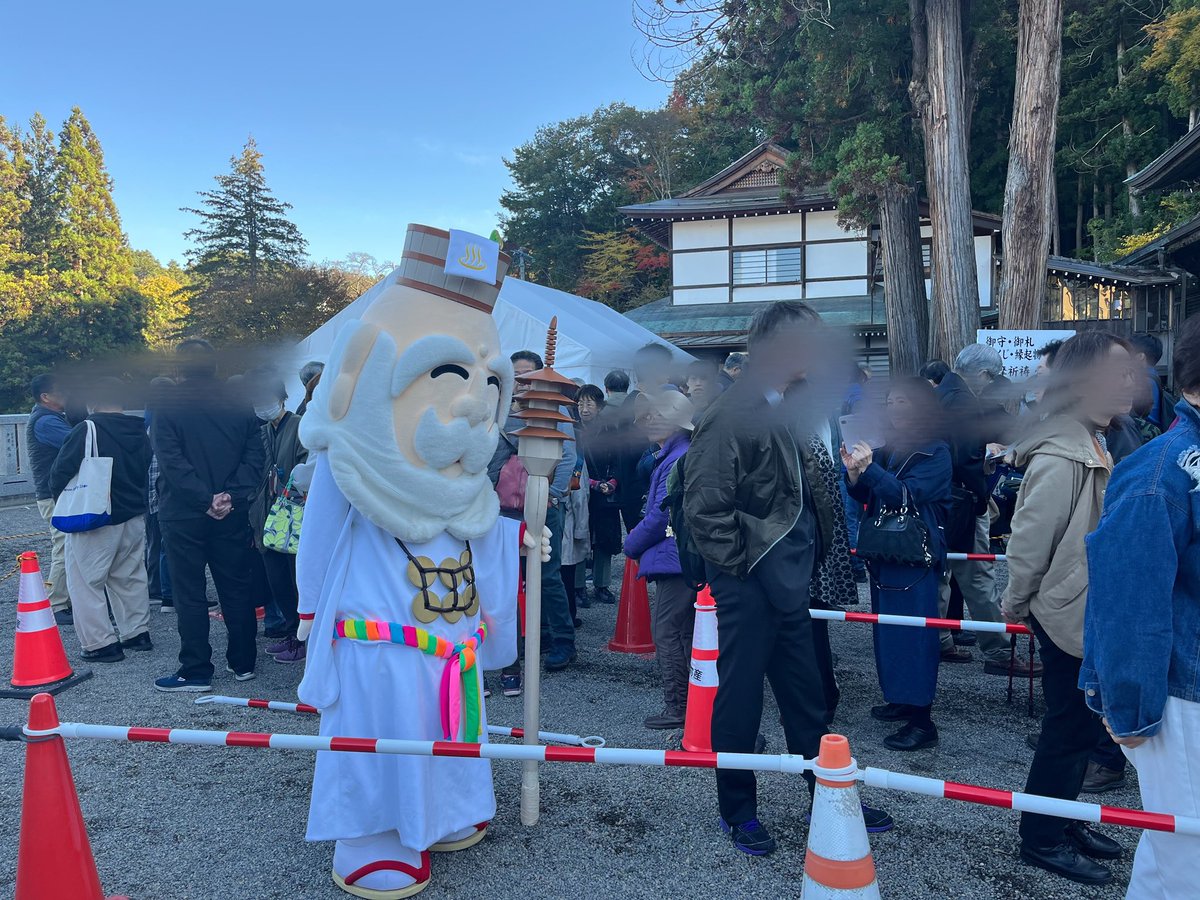 遅ればせながら、北向観音の御開帳へ行ってきたぞ。平日ではあったが多くの方にお越しいただいておったのお
回向柱に触れたので、まだまだ長生きできそうじゃあ
#北向観音 #御開帳 #別所温泉の村長さん #別所温泉