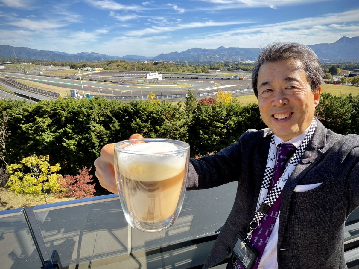Nao_Nunogaki's tweet photo. サーキットを走るマクラーレン達のサウンドを聴きながら休憩☕️肌寒いくらいの空気がむしろキリッとして温ったかいラテが美味しいですね❣️ #fanterrace #富士モータースポーツミュージアム https://t.co/lljmsxapZP
