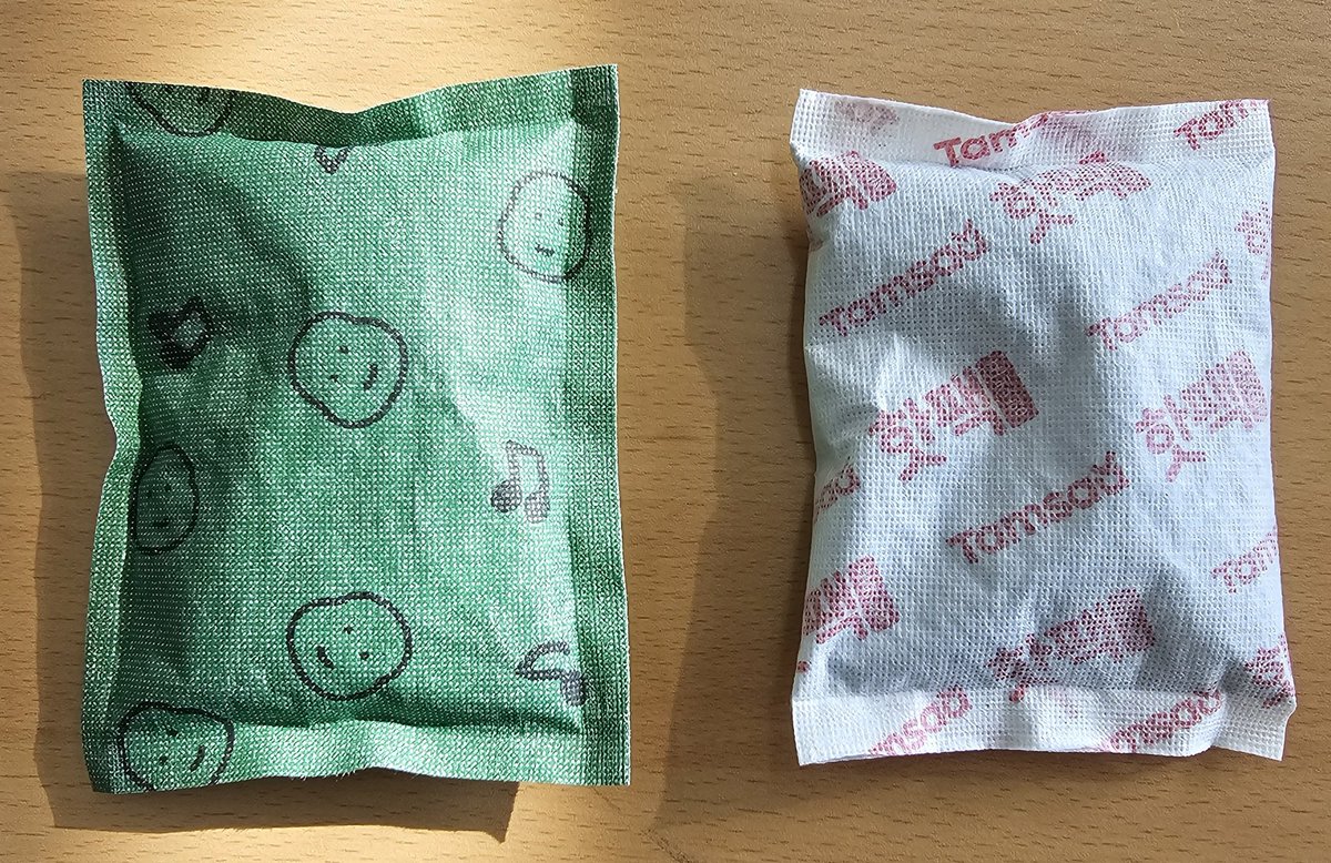 영하날씨도 아닌 날, 난방이 잘 돼서 아이들이 반팔로 다니는 교실에서, 굳이 핫팩을 손에 꼭 쥐고 있는 아이들, 핫팩을 사 주는 보호자들, 그런 모습을 놔두는 교사들을 이해하지 못하겠다. 내 시간에 오면 손에 쥐고 있지못하게 따로 보관했다가 교실에 갈 때 가져가게 한다. 그래, 나는 '꼰대'다!ㅜ