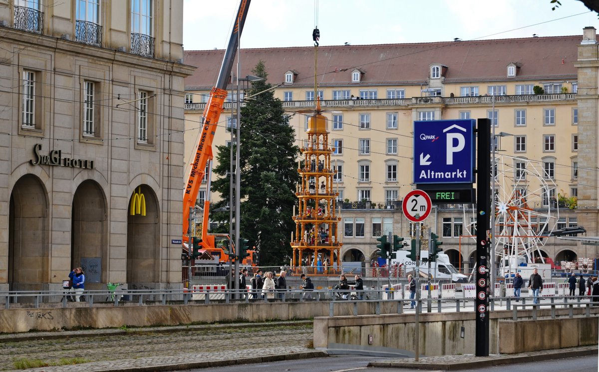 Der 591. Dresdner Striezelmarkt, der älteste Weihnachtsmarkt Deutschlands, wirft seine Schatten voraus. Am Samstag wurde die Tanne aufgestellt, jetzt geht es mit den Buden, der Pyramide und den Karussels weiter.