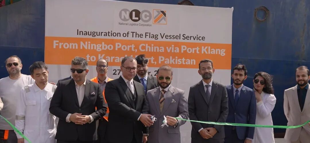The 𝐍𝐚𝐭𝐢𝐨𝐧𝐚𝐥 𝐋𝐨𝐠𝐢𝐬𝐭𝐢𝐜𝐬 𝐂𝐨𝐫𝐩𝐨𝐫𝐚𝐭𝐢𝐨𝐧 has officially launched the 𝐏𝐚𝐤𝐢𝐬𝐭𝐚𝐧–𝐆𝐮𝐥𝐟–𝐂𝐡𝐢𝐧𝐚 𝐕𝐞𝐬𝐬𝐞𝐥 𝐒𝐞𝐫𝐯𝐢𝐜𝐞 under the national flag carrier! 
#NLC #PakistanMaritime #TradeConnectivity #RegionalGrowth #PakistanChinaTrade #Logistics