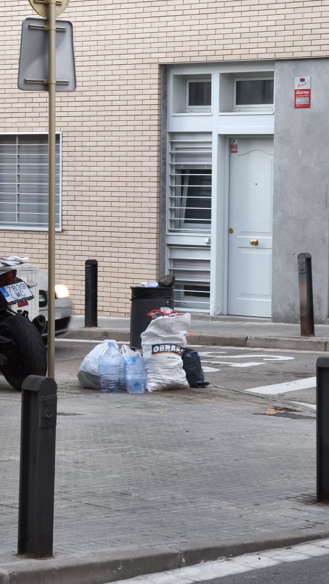 evaga18's tweet photo. Cada día, y esto está desde el domingo. Hagan algo ya, o quiten la papelera, o pongan cámaras, etc.
Gente cerda e incívica, nos tenemos que extinguir. @apropcornella @cornella20 @EPcornella @PSC_Cornella https://t.co/jlH9EG2c8l