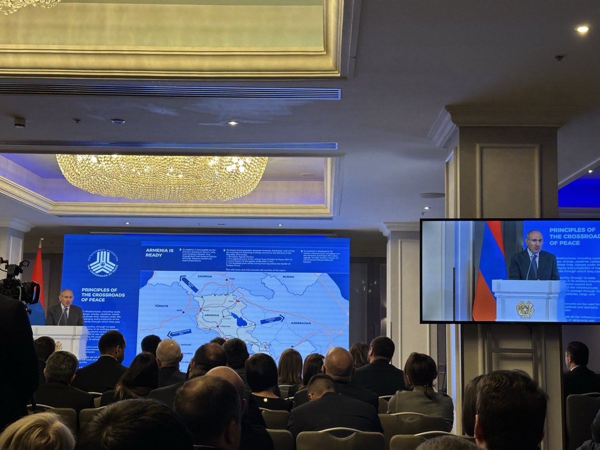 Premier Armenii <a href="/NikolPashinyan/">Nikol Pashinyan</a> podczas dzisiejszego Orbeli Forum: pokój między Armenią a Azerbejdżanem jest jak noworodek - trzeba o niego dbać, inaczej nie przeżyje. 

Zbudowanie pokoju jest, jego zdaniem, dość proste, zawiera się bowiem w trzech krokach: 1) uznanie