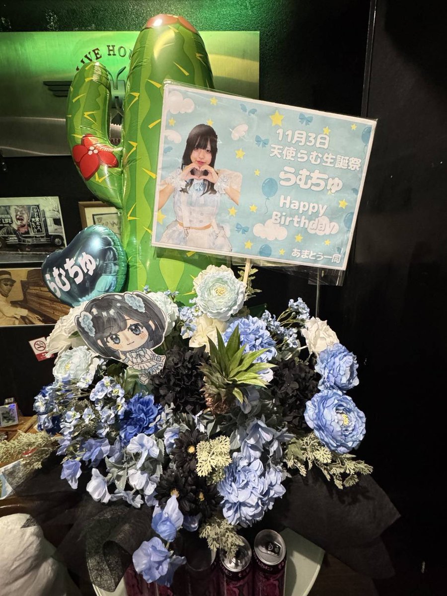putiflower0330's tweet photo. 昨日のライブアレンジメントは、アーティフィシャルフラワーで制作させていただきました。
今回高校生の娘が描いたイラストをこんな感じのものなら…とご依頼主様に提案したところ快くOKしていただけたので🤭使わせていただきました😂
いつもご利用ありがとうございます！ https://t.co/Bv6hAZobye