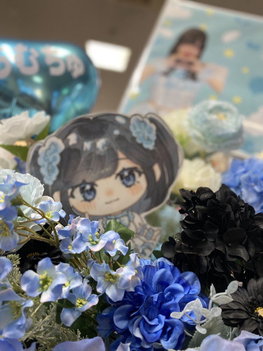 putiflower0330's tweet photo. 昨日のライブアレンジメントは、アーティフィシャルフラワーで制作させていただきました。
今回高校生の娘が描いたイラストをこんな感じのものなら…とご依頼主様に提案したところ快くOKしていただけたので🤭使わせていただきました😂
いつもご利用ありがとうございます！ https://t.co/Bv6hAZobye