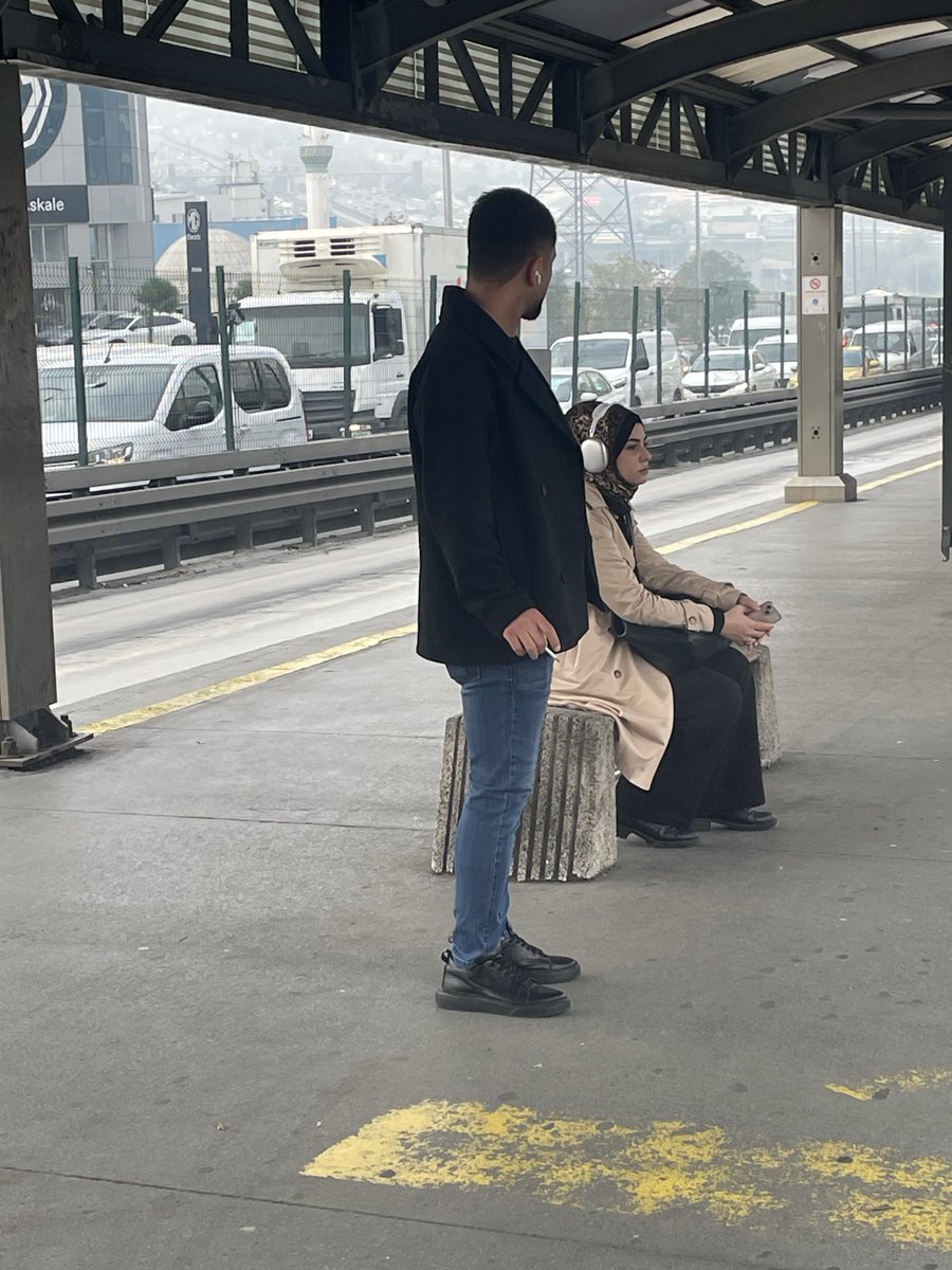 Sözde peronlarda sigara içmek yasak fakat peronde güvenlik yok ceza yazan yok. Biz gidip şikayet ettiğimizde ise ceza yazamayız yetkimiz yok diyorlar. Caydırıcılık nerede? <a href="/IBBcozummerkezi/">İBB Çözüm Merkezi</a>