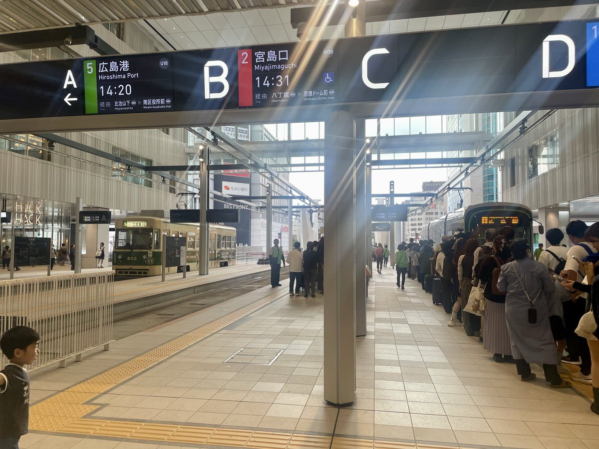 roselight_1111's tweet photo. 1年ぶりの広島帰省🚄
駅周辺が大きく変わっててビックリ👀‼️
南北自由道路からなんと！そのまま市電が繋がっているとは😳どんどん便利になるね～ https://t.co/IPE0qJyPzd