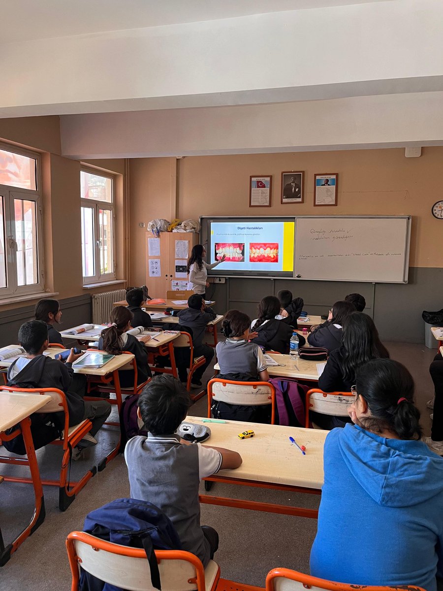 Fakültemiz Ağız, Diş ve Çene Radyolojisi ABD Üyesi Doç. Dr. Emre KÖSE ve intörn öğrencileri, Aydın Efeler Vali Muharrem Göktayoğlu Ortaokulu öğrencilerine yönelik ağız ve diş sağlığı ile ilgili bilgiler aktarmanın yanısıra model üzerinde uygulamalı diş fırçalama eğitimi verdiler.