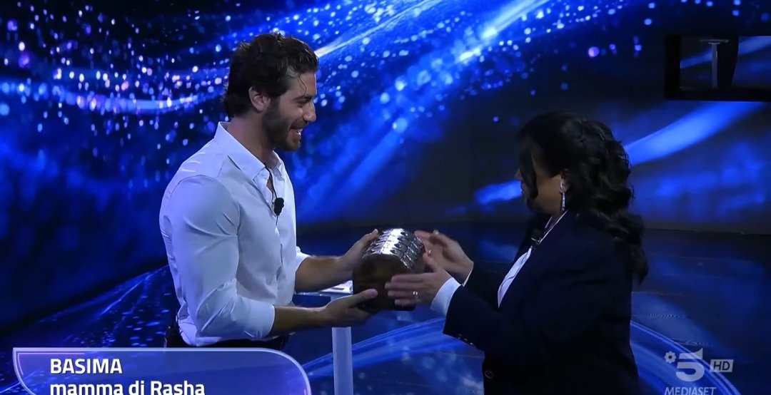 Foxmonkeyd's tweet image. #grandefratello la mamma che consegna il cofanetto con il guinzaglio e biscottini