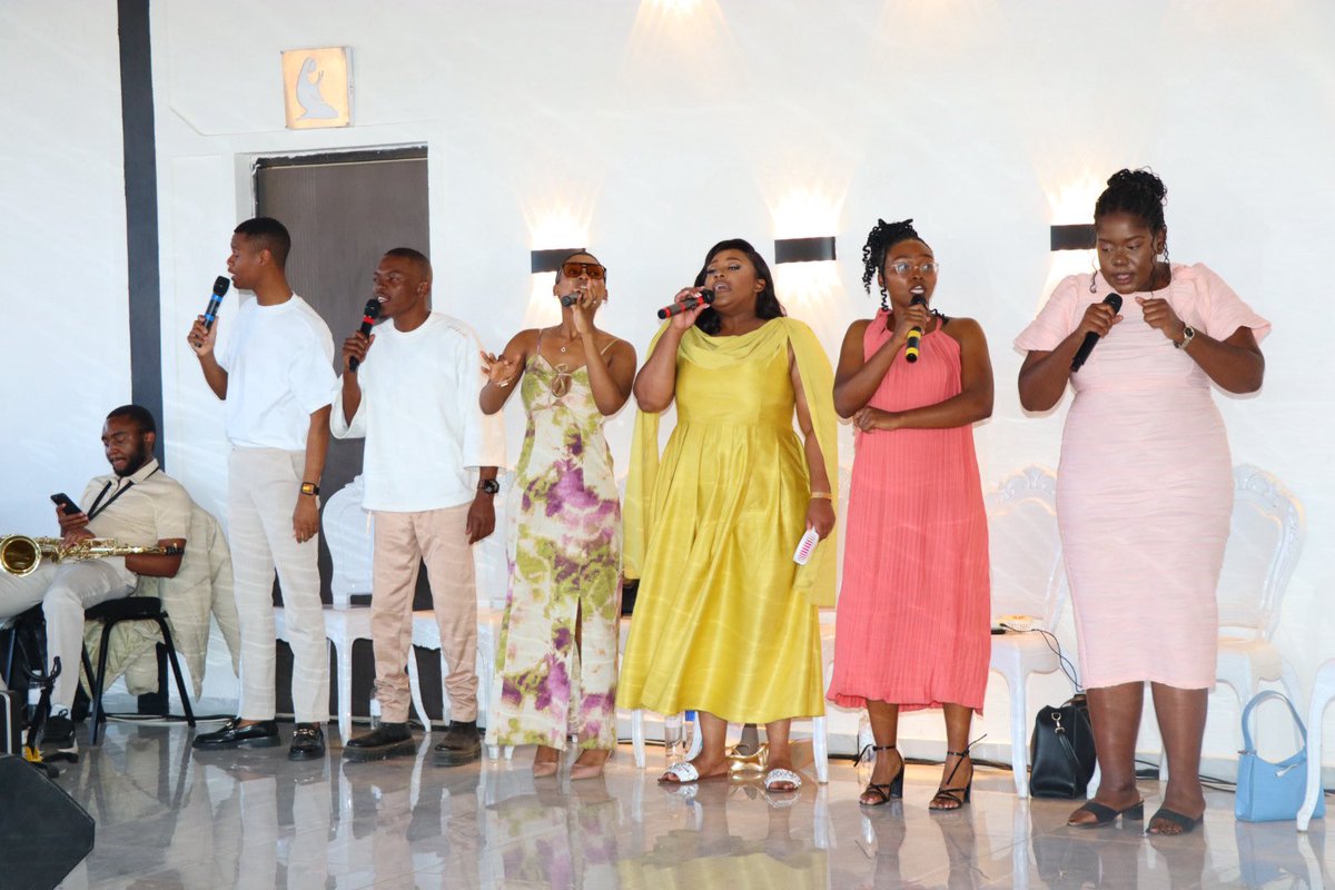 PhagoMedia's tweet photo. When wedding guests respect the wedding theme of pastel colours, the photographer will also honour them! To remind the bride &amp; groom that some guests took the invitation seriously! #PhagoFamily #Wedding 😍💍🥰 https://t.co/cfE319iTb7