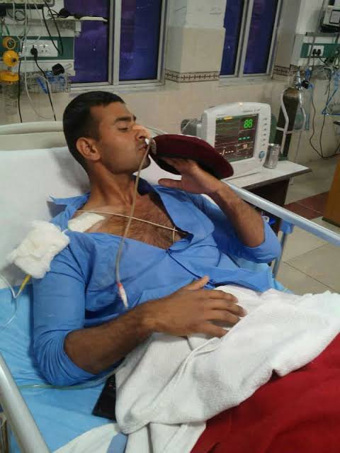 swapy6's tweet image. Kissing his maroon beret at Pathankot Military Hospital is Sergeant Shailabh Gaur(then Cpl), who fought bravely alongside Cpl Gursevek Singh against Pakistani fidayeen in 2016. He sustained multiple gunshot wounds to his abdomen during the airbase attack &amp;amp; it was only a miracle…