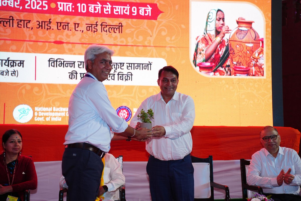 NSFDC_MOSJE's tweet photo. माननीय राज्य मंत्री श्री बी.एल. वर्मा जी ने 3 नवम्बर 2025 को दिल्ली हाट में #शिल्पसमागममेला2025 का शुभारंभ किया।
यह रचनात्मकता, सम्मान और आजीविका परिवर्तन का उत्सव है, जो #NSFDC #NBCFDC #NSKFDC के सहयोग से आयोजित है।
1.11.2025–15.11.2025
@MSJEGOI @PIB_India @blvermaup @nskfdc https://t.co/M35litmf72