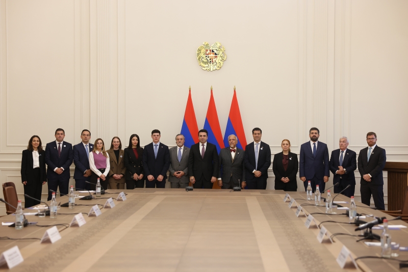 La delegación del Poder Legislativo argentino, encabezada por el senador Juan Carlos Romero y acompañado por el Embajador Rafael Enrique Gonzalez Alemán fue recibida por el presidente de la Asamblea Nacional de Armenia, Alen Simonyan.  <a href="/RomeroxSalta/">Juan Carlos Romero</a> <a href="/SenadoArgentina/">Senado Argentina</a> <a href="/DiputadosAR/">Diputados Argentina</a>