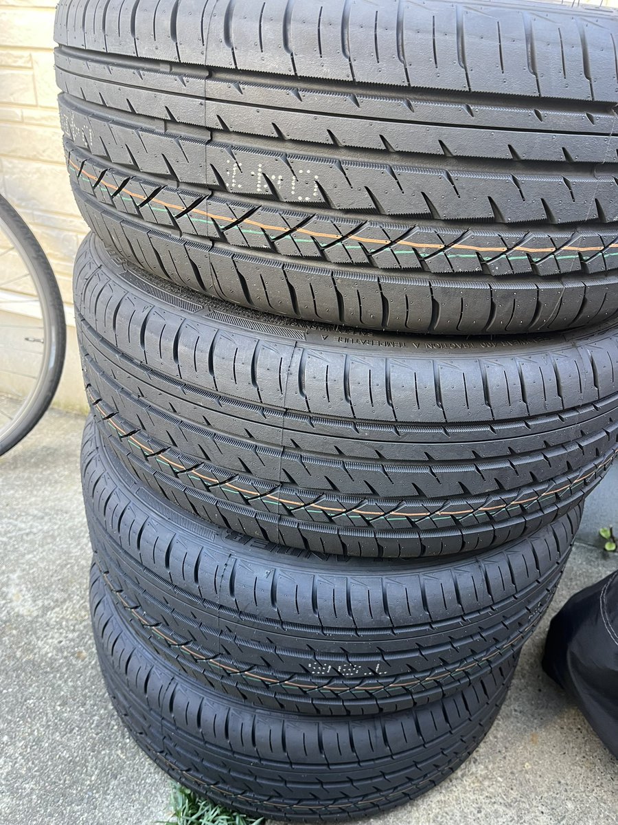 ユーロマイスター
タイヤ新品195/45r17
メッキは綺麗です。
ガリ傷多数有り、1本裏にクラック入ってました。
センターキャップも4つあります。
100と4.3のマルチ5hです。
タイヤ代回収したいので3万でどなたか。
詳細欲しい人はリプください。
