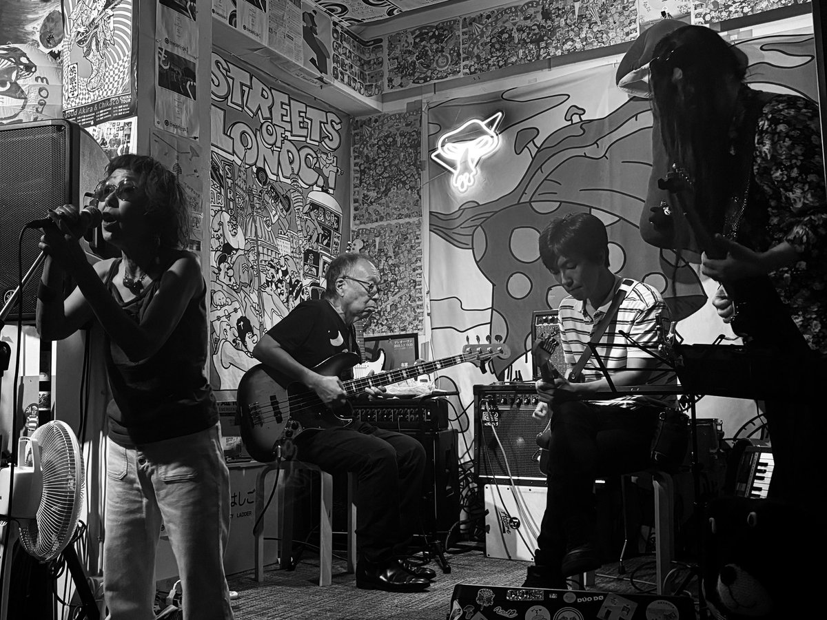 【告知解禁!予約受付開始】
『UFOCLUB 30周年記念 "インプロなのにバンド祭"』
1月6日(火)
LIVE;
■Missing Heads
(ヤマジカズヒデ,タバタミツル,吉田達也)
■aka-jam
(赤間哲彦,ブラボー小松,小滝みつる,ナカムラキヨシ)
■紅絹
(藤井政英,森本在臣,高田清博,伊地知由佳)
OP18:30ご予約☎︎0353060240