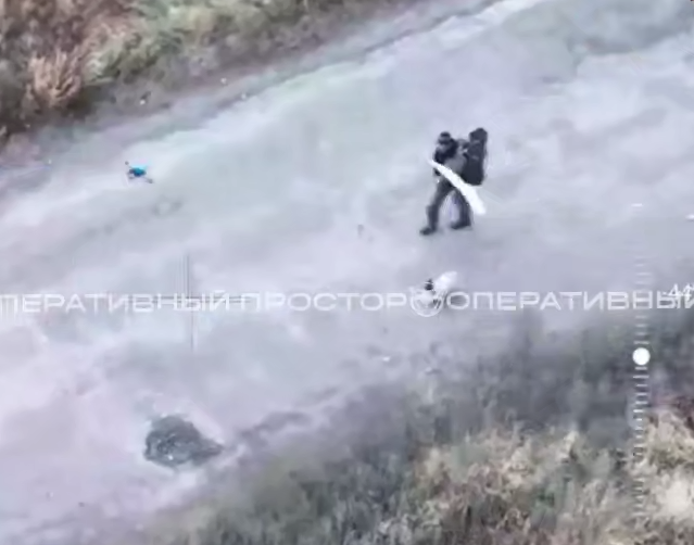 Максимальный репост! Украинские боты или администрация "Х" удаляет публикацию про военное преступление ВСУ совершенное на днях в Купянске. Двое гражданских  жителей села Петропавловка возле Купянска приняли решение выйти к российским позициям, но украинские военные направили