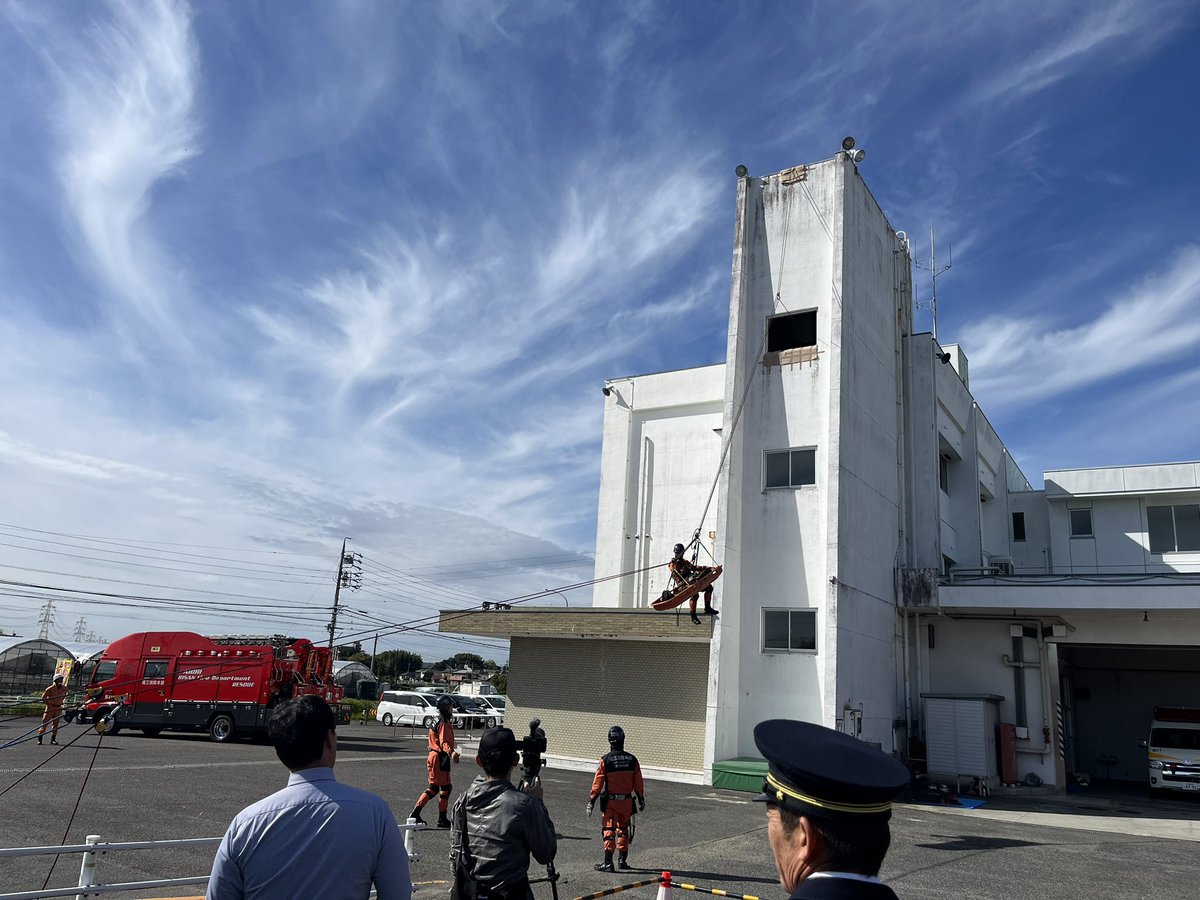 yutoyoshino_'s tweet image. 尾三消防本部の高度救助隊発足式へ！
あらゆる災害現場で人命救助にあたる専門部隊で、県内7隊目の配置。

土砂災害で埋まった車からの救出や、ビル外側からの救助などの訓練も実施されました。様々な機材を活用し、素早い救助でした。

1枚目は近藤市長と隊員の方との写真です。