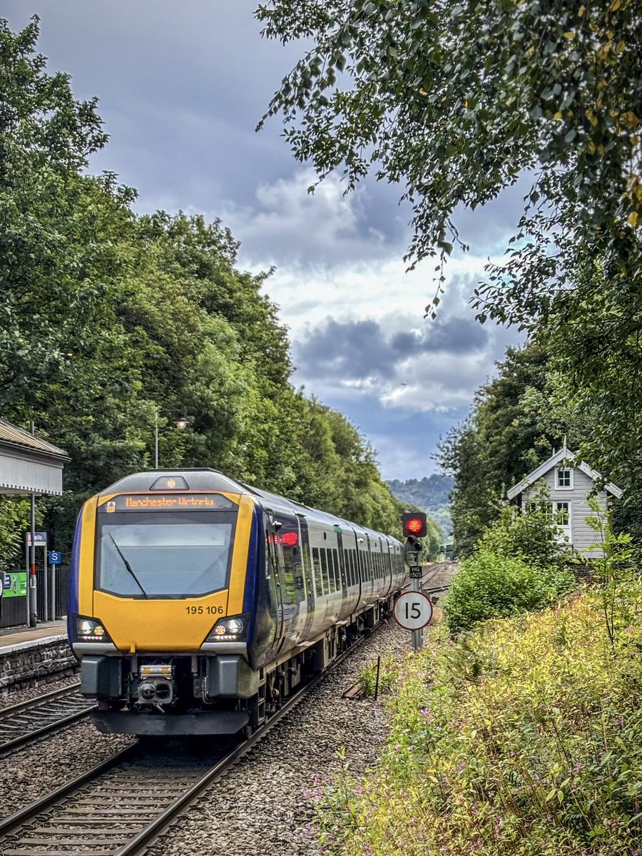 miles_chains's tweet image. Northerns 3-car CAF built class 195, no. 106 arrives at Hebden Bridge with the Leeds to Manchester Victoria service.
#Class195 #CAF #Northern #HebdenBridge