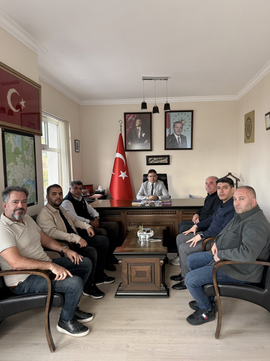 Marmaris Şoförler Cemiyeti Başkanı Bülent Kalaycı ile Es, Çınar ve Özlem Taksi Durağı esnafları, Kaymakamımız Sayın Nurullah Kaya’yı makamında ziyaret etti.Ziyarette, ilçe genelinde yürütülen ulaşım hizmetleri,esnafın talepleri ve vatandaş memnuniyetine yönelik konular görüşüldü.