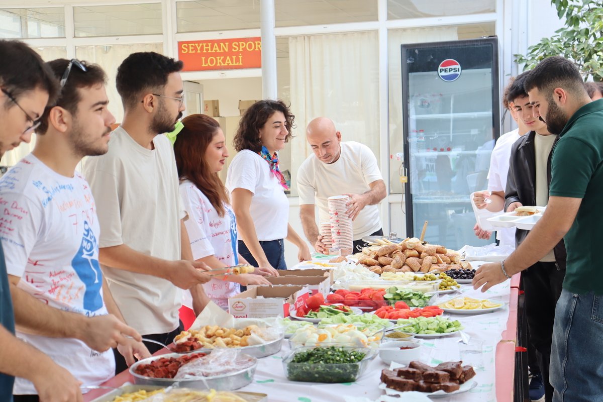 🔷 genç-İMO üyelerine yönelik olarak dayanışmayı, bir arada olmayı güçlendirmek amacıyla kahvaltı düzenlendi. 
Gençlerimize mekanlarını açan Seyhan Spor Tesisi yöneticilerine teşekkür ediyoruz.