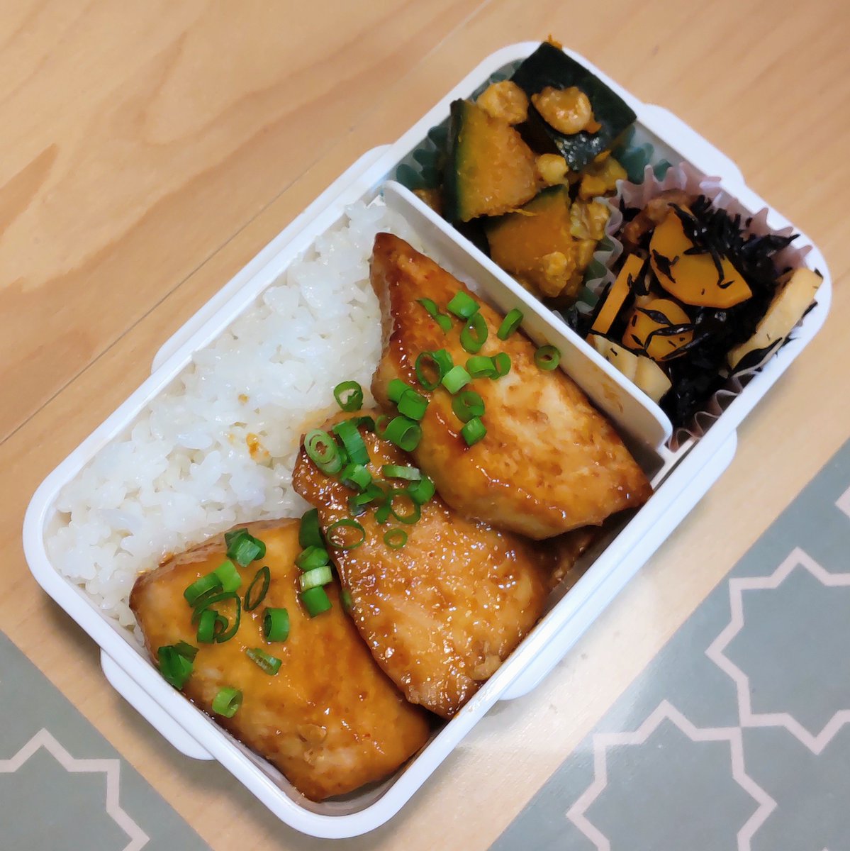 塾弁!
まんだいバター照焼
かぼちゃの胡桃和え
筍ひじき人参ちくわの煮物

今年はダークブラウンがキテるんでしょ?←違