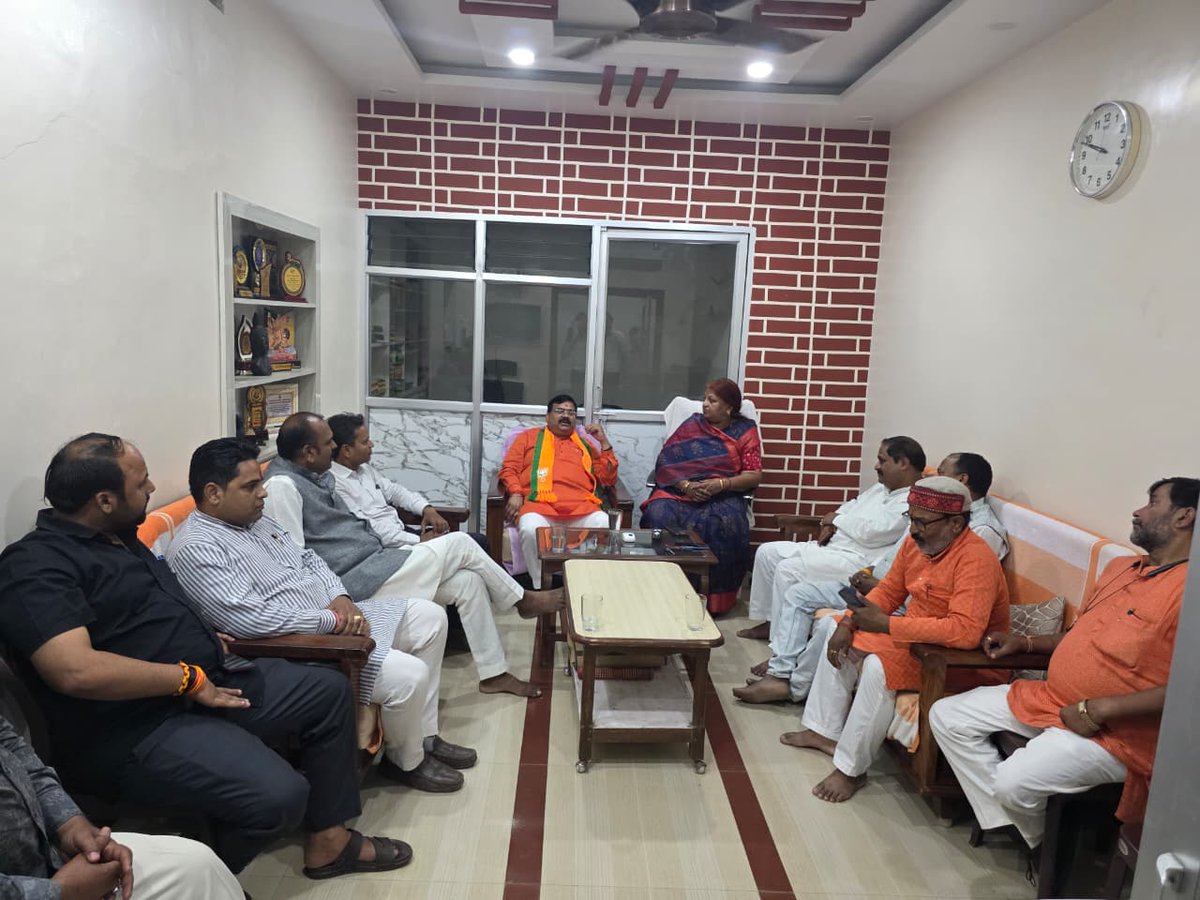 mpsangamlal's tweet image. मुजफ्फरपुर की मेयर श्रीमती निर्मला साहू जी के आवास पर भेंटकर विभिन्न राजनीतिक विषयों पर विस्तृत चर्चा की।

इस दौरान आगामी विधानसभा चुनाव में NDA की ऐतिहासिक विजय को लेकर रणनीतिक विचार-विमर्श हुआ।

#ModiNitishForBihar