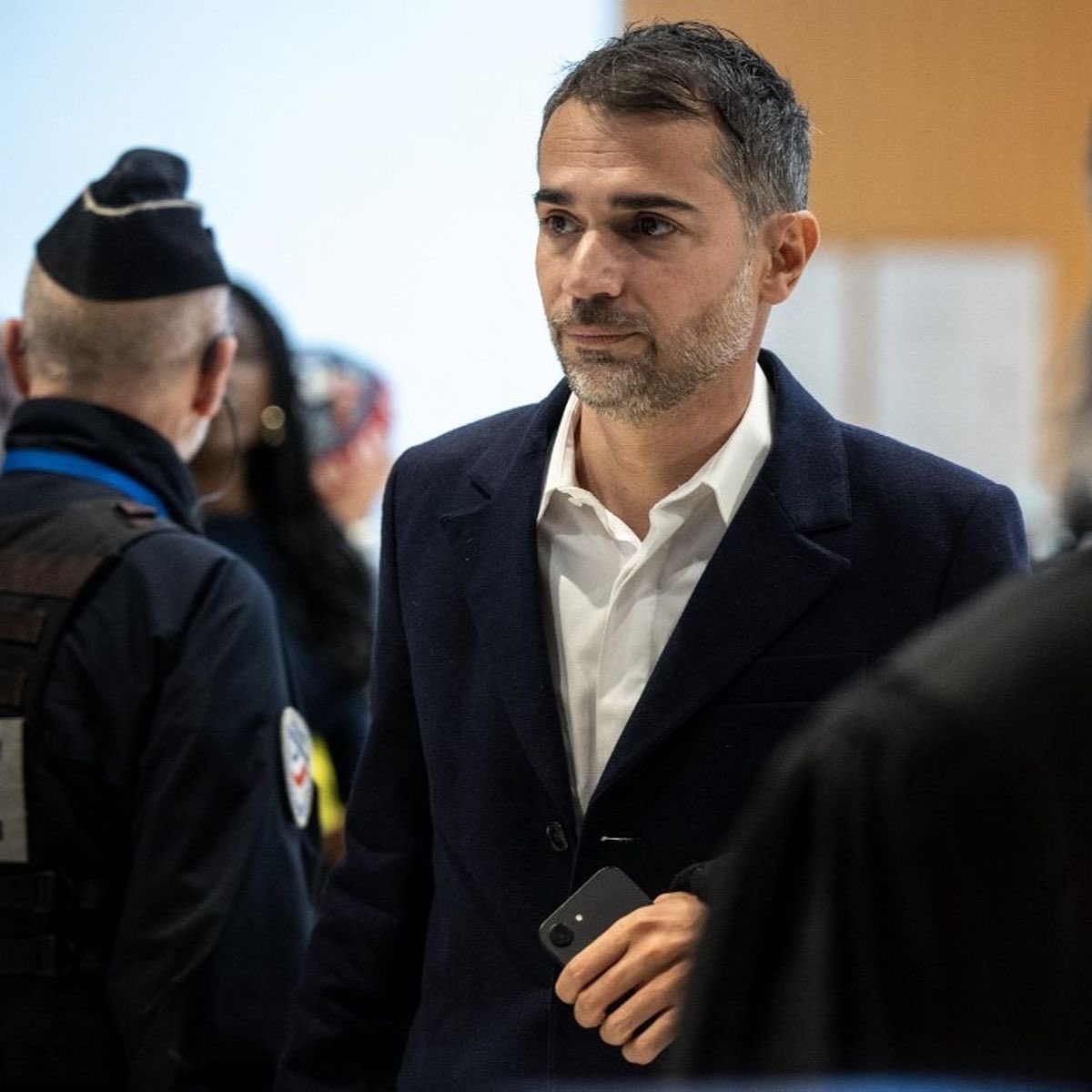 Je soutiens complètement le travail de Xavier Poussard, mais Aurélien Poirson dit Sagan est pour moi le cheveu dans la soupe du groupe injustement accablé par « l’envie de pénal » de Jean-Michel Brigitte.
Je ne crois pas une seconde à son discours voltairien sur le droit à la