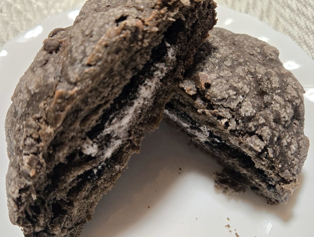 【ブラックメロンパン】
ローソン 171円 457kcal
4.0
生地はさっくりしてほんのりココアのビターさと粉糖の甘さがあり
中のクリームやや油脂感ありミルキーで甘く
中のココアビスケットはしっとりして
ほろ苦い
全体的に甘めでたべごたえ十分
さっくりした食感もよく
美味しい