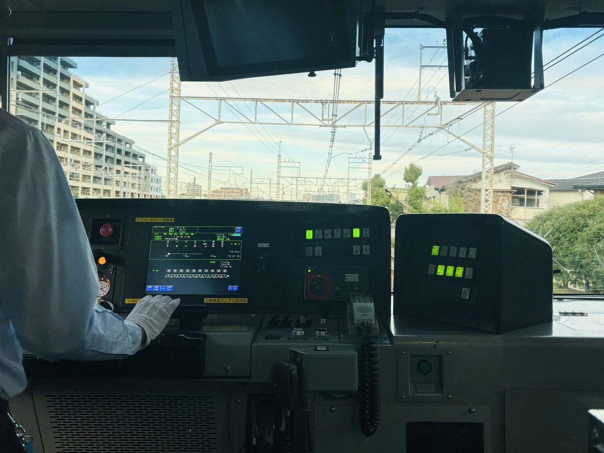 電車の先頭車両って、ちょっとワクワクする🚃
「次の景色」を一番に見るのは、やっぱり楽しい。
経営も人生も、ハンドル握って進みたいね。
