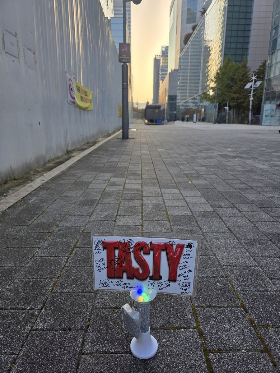 [📢] 251104 SBS　 M 더쇼 본방송 인원체크 안내

일시 : PM 4:50
장소 : SBS 프리즘타워

참여하시는 아리 분들은 사진 속 장소로 준비물을 지참하시어 명단 번호대로 줄을 서주시기 바랍니다.

#DKZ #디케이지
#TASTY #테이스티
#ReplayMyAnthem