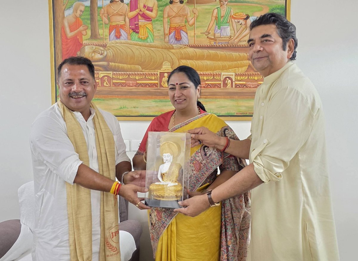 SinghRPN's tweet image. बिहार विधानसभा चुनाव के निमित्त कुशीनगर पधारने पर असम के मा. मुख्यमंत्री श्री @himantabiswa जी एवं दिल्‍ली की मा. मुख्यमंत्री श्रीमती @gupta_rekha जी का हार्दिक स्वागत एवं अभिनंदन किया।