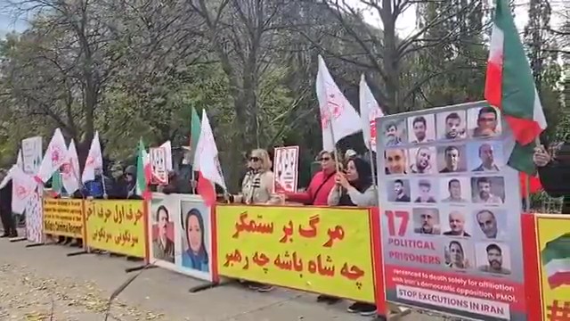 4FreedominIran's tweet image. 4-Toronto, Canada - November 1, 2025: MEK supporters held a rally against the mullahs&apos; regime, demanding #StopExecutionsInIran and #FreePoliticalPrisoners.
#FreeIran2025