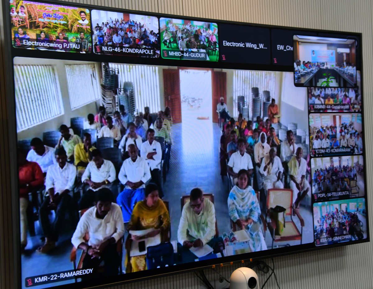 TummalaOfficial's tweet photo. 🌾 Rythu Nestham Today- @74 episode 🌾

🚜 Agri Minister TNR interacted with farmers, reaffirming daily connect &amp; field presence.

📋 1.5L Soil Health Cards distributed across 32 mandals.
#Telangana #Secretariat #rythunestham #Minister #Agriculture #Tummala https://t.co/DWkfykrnOn