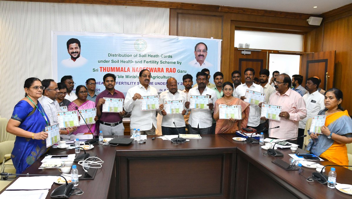 TummalaOfficial's tweet photo. 🌾 Rythu Nestham Today- @74 episode 🌾

🚜 Agri Minister TNR interacted with farmers, reaffirming daily connect &amp; field presence.

📋 1.5L Soil Health Cards distributed across 32 mandals.
#Telangana #Secretariat #rythunestham #Minister #Agriculture #Tummala https://t.co/DWkfykrnOn