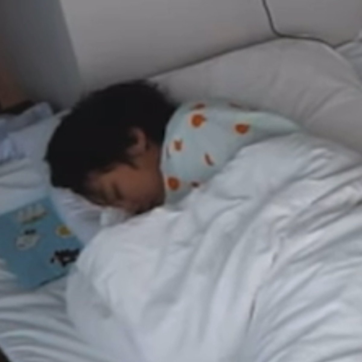 초𝓼𝓮𝔁𝔂한 가짜 잠                      꼬순내 나는 따끈따끈 진짜 잠