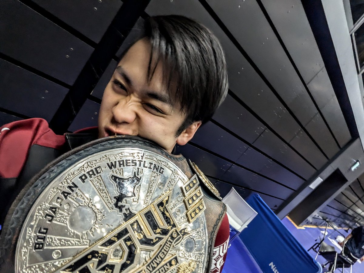 万物と誠実に向き合って着実にモノにして見せてくれる信頼感。
たまには外したっていいよと思うくらい確実に心を打たれます。
佐藤選手、ベルト獲って半年だね、いえい！
#bjw #佐藤孝亮 #いい推しの日