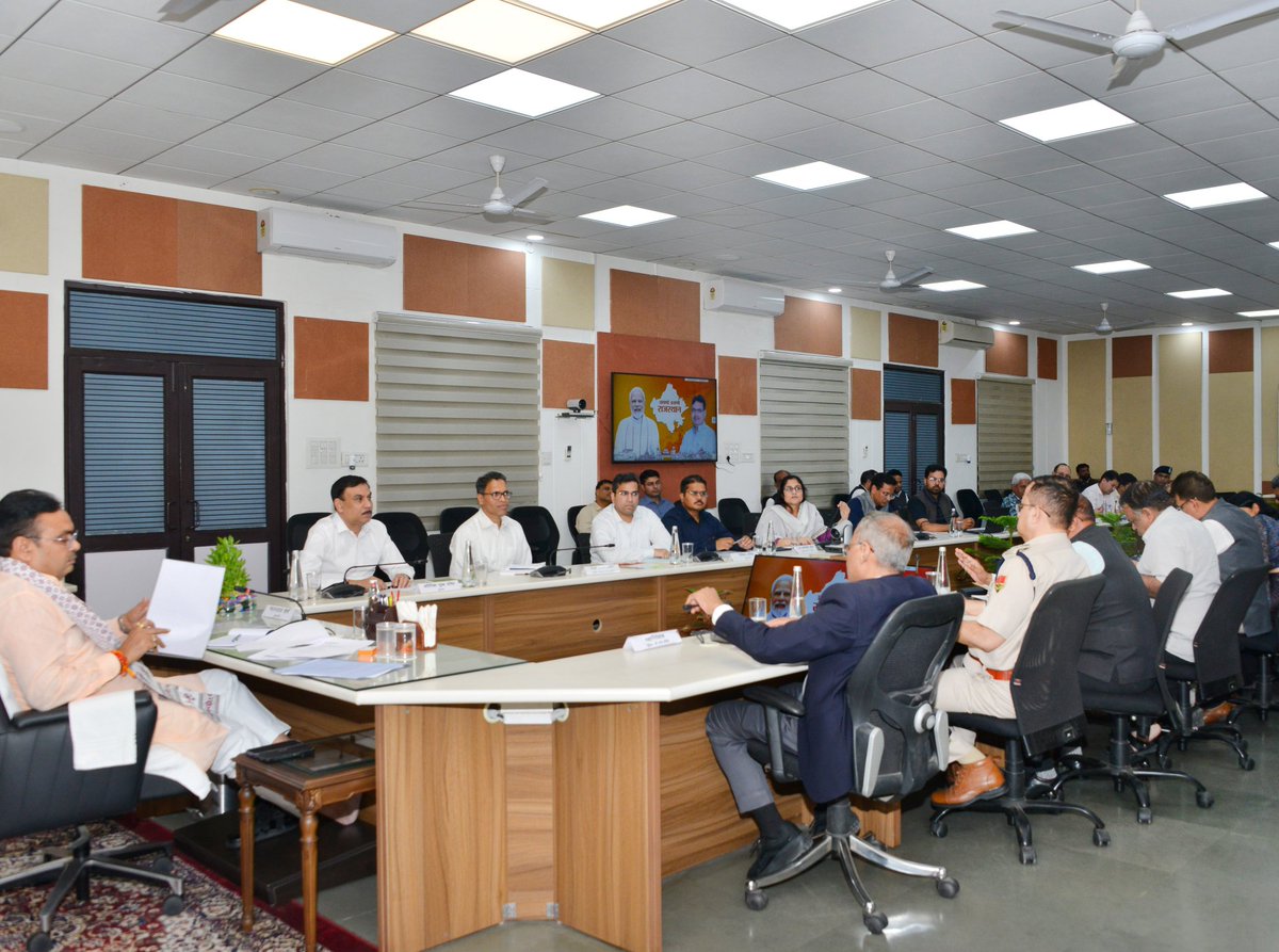 माननीय भजनलाल जी,
ये अफसर ऐसे ही खामोश बैठे रह जाएंगे
जब भी बड़ी मुसीबत का समय होगा...

जयपुर में कल हुए हादसे की गूंज कुछ ज्यादा ही थी। जैसलमेर राजधानी से बहुत ज्यादा दूर पड़ता है। जोधपुर-फलौदी थोड़े ज्यादा दूर पड़ते हैं लेकिन जयपुर तो जयपुर है। राजधानी है। वहां हुआ हादसा