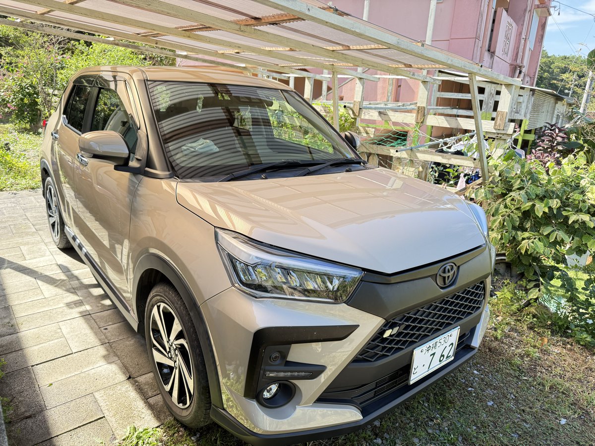 panterakoshi660's tweet photo. 朝モスデート🌭から買い物して🛍
帰宅して🏠ライズとエスロクの洗車🚗🛻🧼
エスロク洗ってたら
『頭に蝉ついてるよ』ってコトで
そうです‼️
沖縄はまだガンガン蝉鳴いてます☀️
そんな夫婦は疲れて身体バッキバキです(☆ϖ☆)©⌒ https://t.co/3GbIpBy5Nx