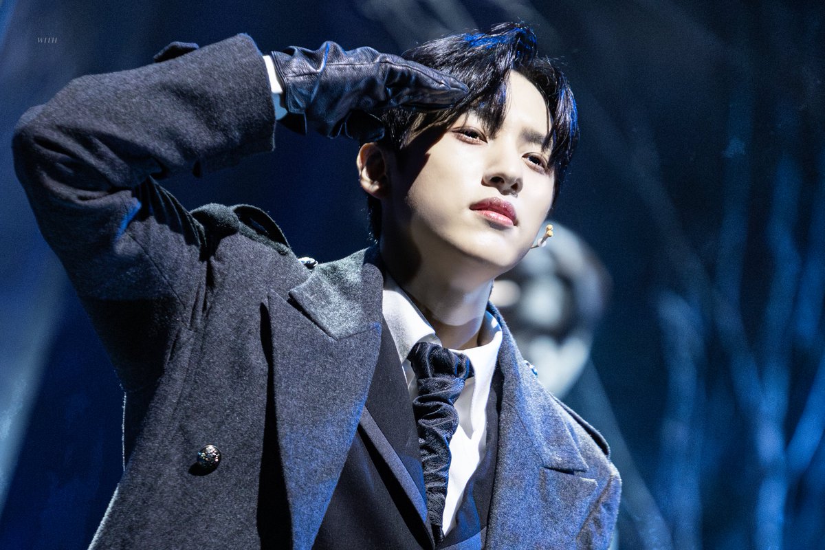 W_pic_ith's tweet photo. 251018 낮 데카브리
스페셜커튼콜 :: 얼어붙은 도시

미하일 役 #정휘 https://t.co/SguTUFnmeP