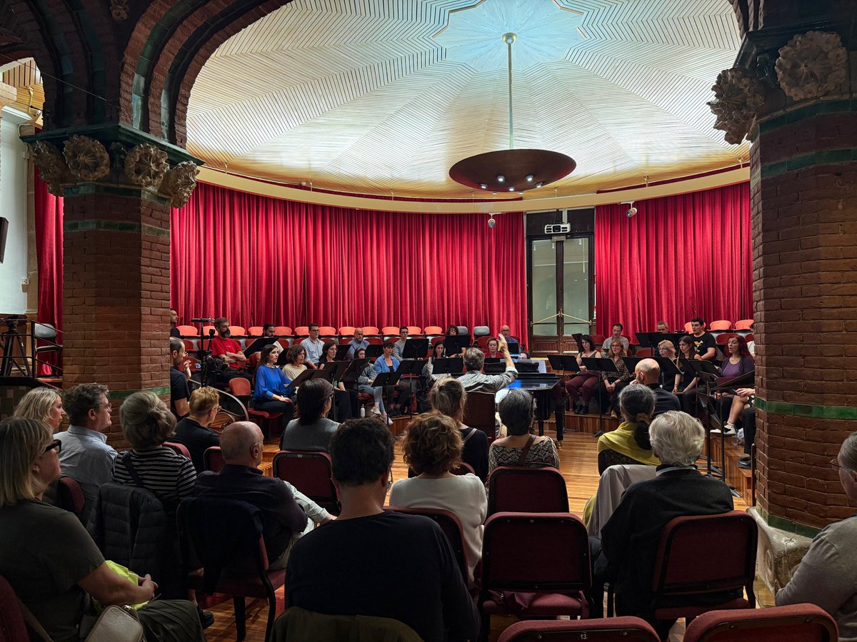 Assoc_OrfeoCat's tweet photo. 🎶 La setmana passada, els socis de l'Orfeó Català vam assistir a l'assaig del concert del @CorCambraPalau dedicat a la Generació C (compositors corals catalans contemporanis), que tindrà lloc al @palaumusicacat el 9 de novembre i a l’Elbphilharmonie d’Hamburg el 16 de novembre https://t.co/rhZqDjnwyQ
