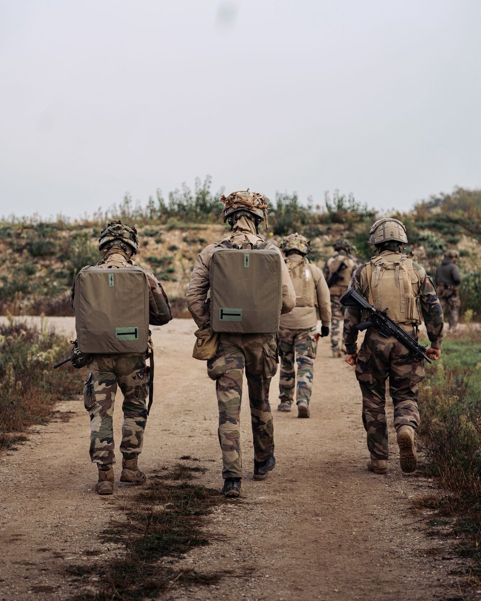 💥 Le SDPMAP (Système de Déminage Portatif pour Mines Antipersonnel) permet d’ouvrir une brèche de 54 m à travers un champ de mines. 

🦅Léger, il renforce l’agilité et la sécurité des unités appuyées par le #17RGP en contexte de haute intensité.